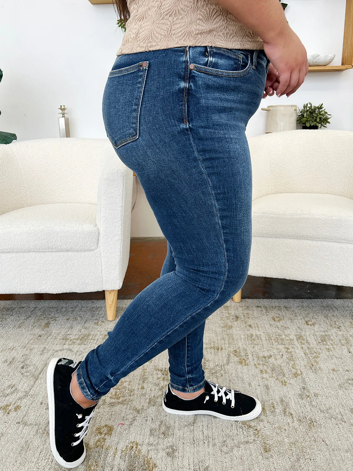 Judy Blue Mid Rise Classic Handsand Skinny Jeans